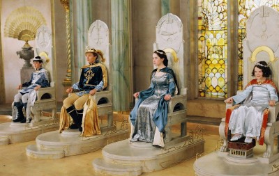 narnia children princes princesses crowned on thrones